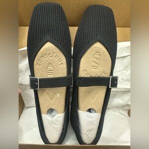 Vivaia shoes size US 7/M